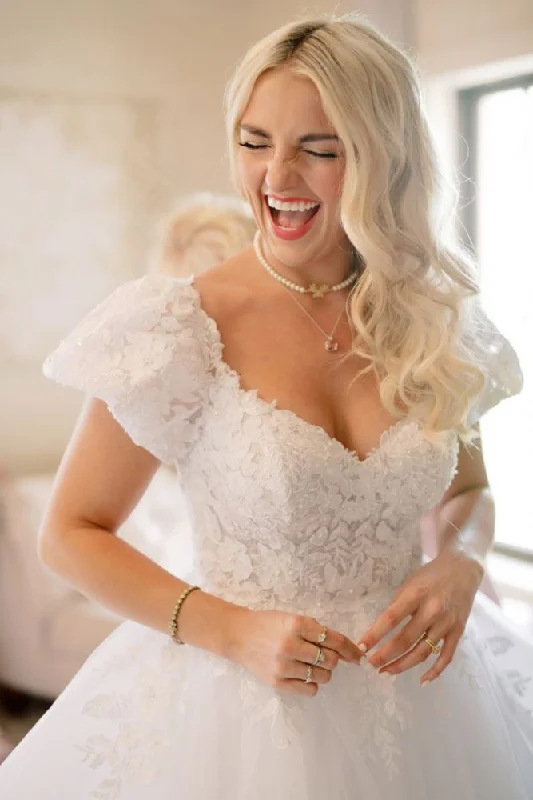 YEAR-End Clearance Classic V Neck Short Sleeve A line Wedding Dress White Appliques