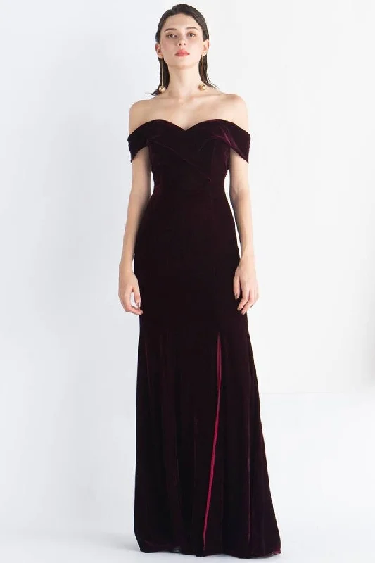 Daily Deals classic fit-and-flare dressOff the Shoulder Burgundy Velvet Dress with Slit