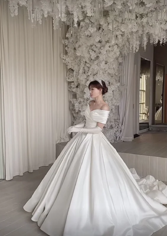 Factory Direct Sale evening dressVintage Style Elegant Satin Wedding Dress with Train Y4494