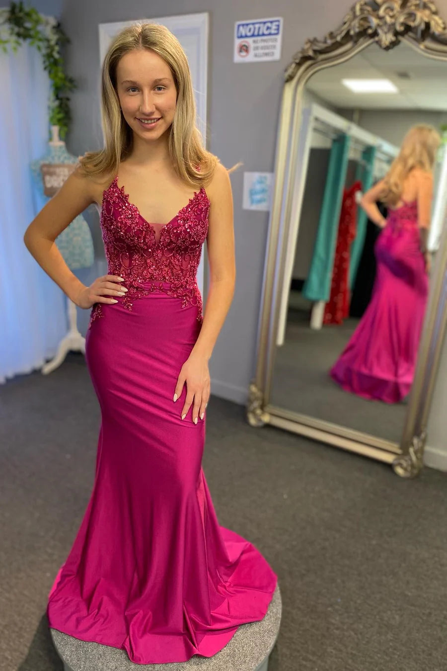 Low Prices velvet dressSatin Trumpet V-Neck Sleeveless Lace Appliques Prom Dress